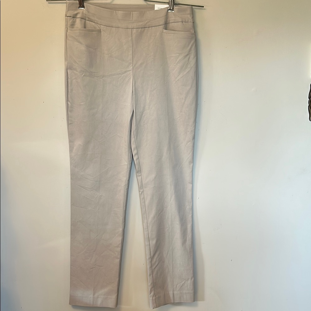 Chico's slimming cream color pull on stretch pants front pockets size.Chicos .5R